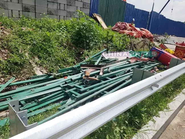 不待神明找到新家 發展商拆棚架丟神像