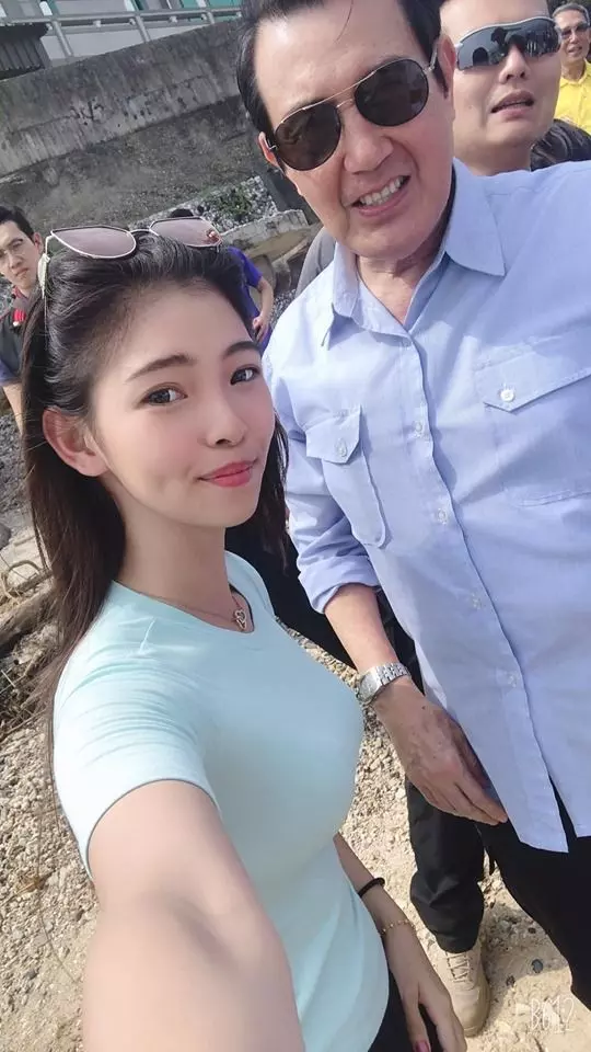 正妹合照馬英九!「放大一看」4D~自笑:我沒握手啦