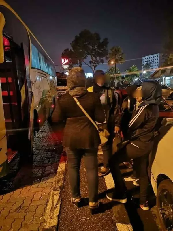 被丟棄休息站,40乘客苦等5小時!