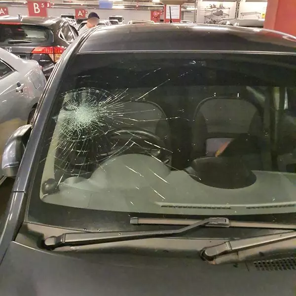 疑不爽被搶車位!路霸男下車兩拳Lut爆對方大鏡 !