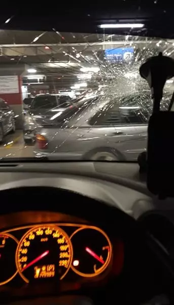 疑不爽被搶車位!路霸男下車兩拳Lut爆對方大鏡 !