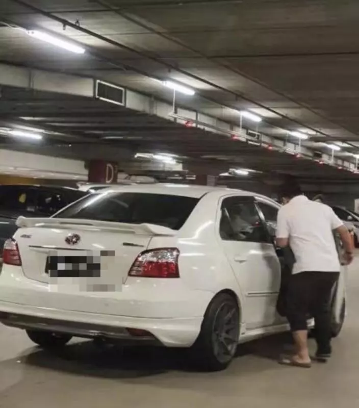 疑不爽被搶車位!路霸男下車兩拳Lut爆對方大鏡 !
