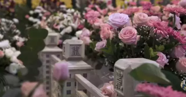 「看完殯儀館裡那場葬禮上的婚禮,我又相信了婚姻」 !