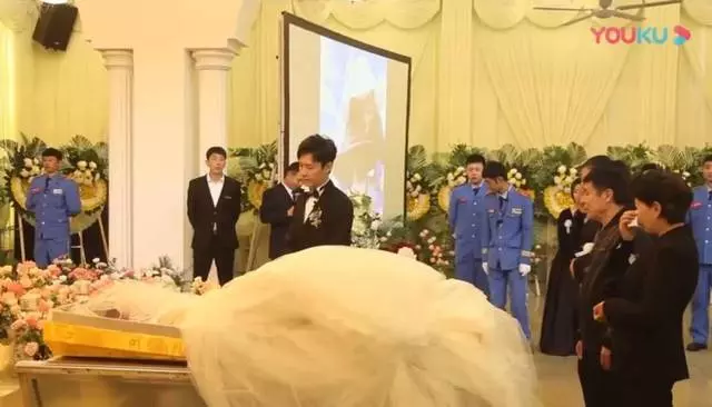 「看完殯儀館裡那場葬禮上的婚禮,我又相信了婚姻」 !
