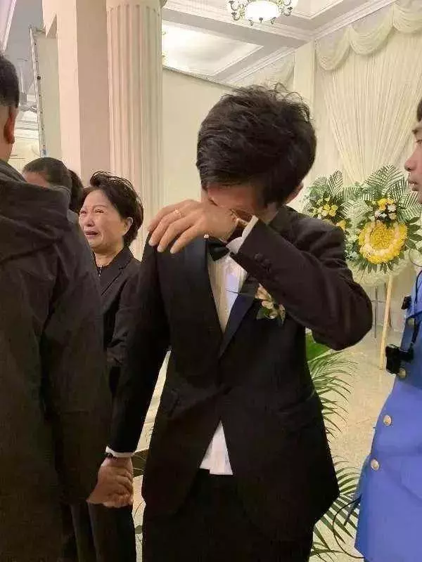 「看完殯儀館裡那場葬禮上的婚禮,我又相信了婚姻」 !