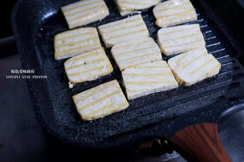 香煎豆腐這樣做才香,味道不輸燒烤攤,每周必做3次