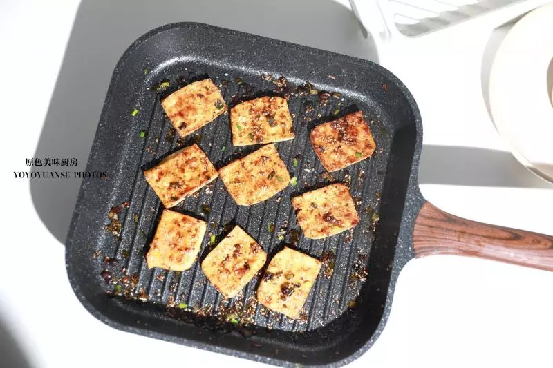香煎豆腐這樣做才香,味道不輸燒烤攤,每周必做3次