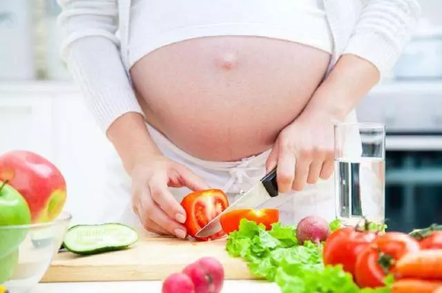 父親大壽全家坐著閒聊,讓懷孕5個月的女兒做飯,母親回來怒了