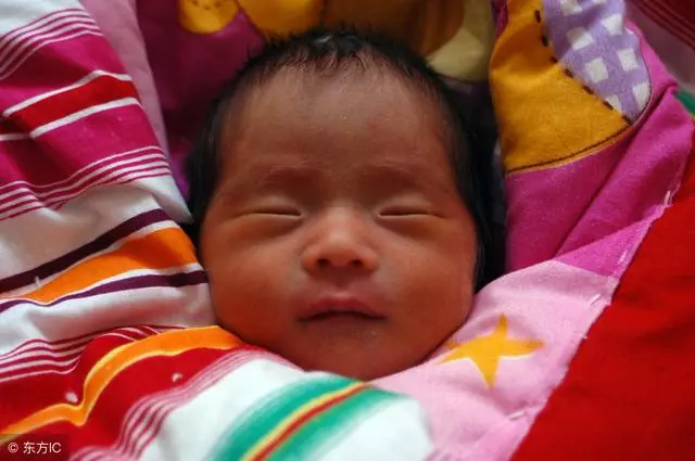 坐了兩個月子,倆胎都是女兒,月子待遇卻截然不同,只因她不在了