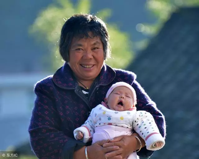 婆婆你也別嫌棄我女兒,你也不看看孫子與孫女都是怎樣對你的