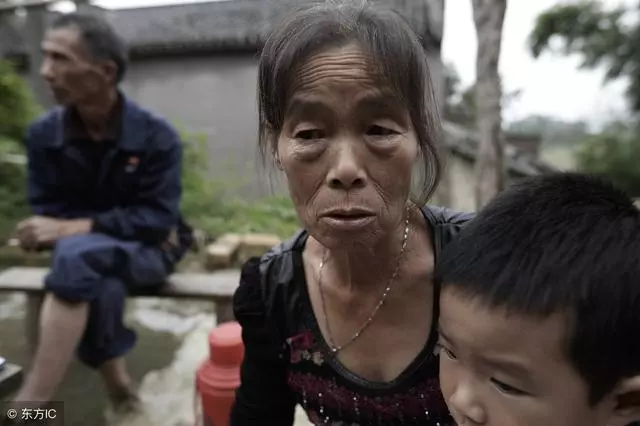 婆婆你也別嫌棄我女兒,你也不看看孫子與孫女都是怎樣對你的