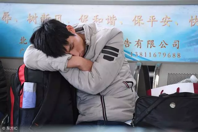 弟誤入傳銷,負債纍纍,向姐夫借錢遭拒,卻收到姐姐的簡訊後哭了