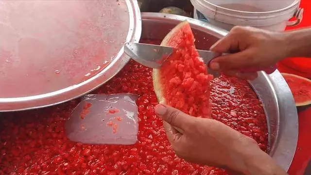 中國大媽模仿印度人賣西瓜,一小時賣掉200斤,網友感嘆不得不服!