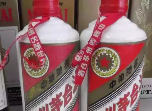 茅台酒瓶上的「紅飄帶」,有什麼秘密?知道的可以稱得上老酒鬼了!