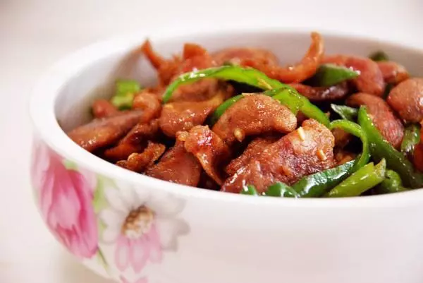 打滾
青椒炒香腸
![步驟非常簡單的16道家常小炒菜,學會了開個飯館綽綽有餘