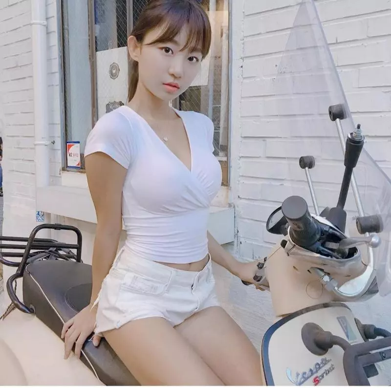 韓國DJ❴eunji❵身穿便衣坐在機車上自拍給粉絲看,粉絲留言樣子很傻哦~