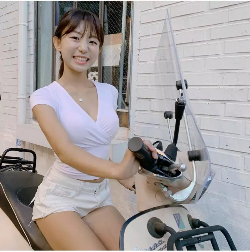 韓國DJ❴eunji❵身穿便衣坐在機車上自拍給粉絲看,粉絲留言樣子很傻哦~