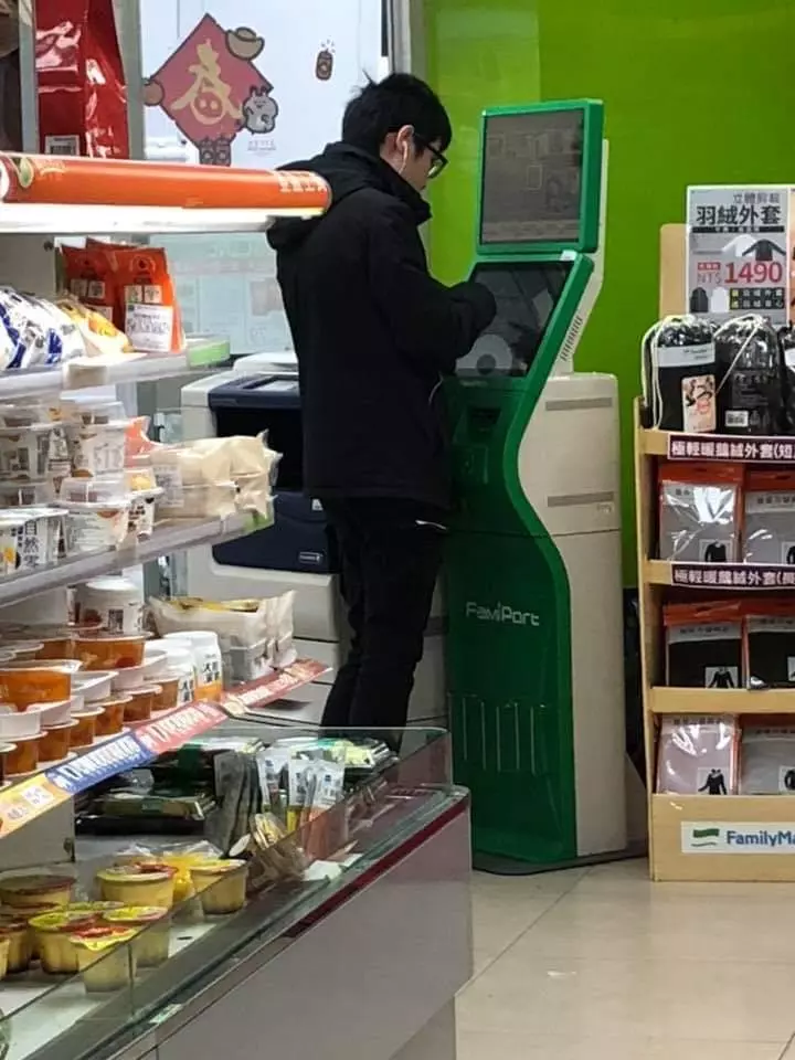 房客退房時稱壁紙是蟑螂咬的,屋主只扣2000後續處理卻讓他覺得整到自己