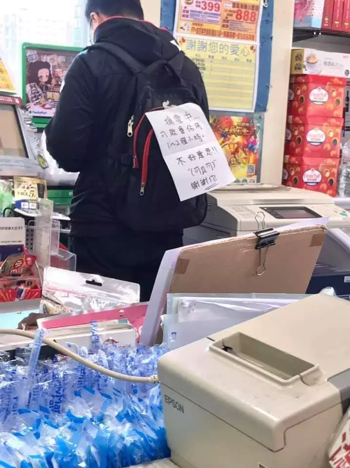 房客退房時稱壁紙是蟑螂咬的,屋主只扣2000後續處理卻讓他覺得整到自己