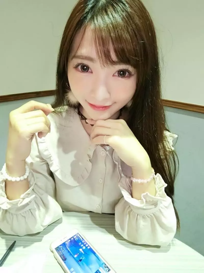 甜度破表「正妹設計師」蝦米,俏皮可愛私下沒形象,一言不合就「做瑜伽」~