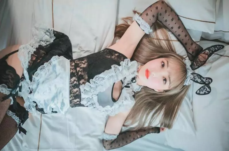 韓國小姐姐rahee身穿僕人裝坐在沙發上自拍給粉絲看,粉絲發言贊好!