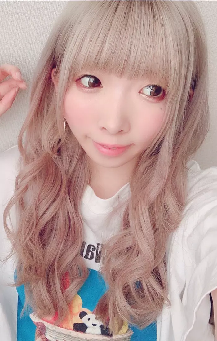 因長相太醜,無人追還被網友攻擊,化妝後秒變美女追她的人排隊
