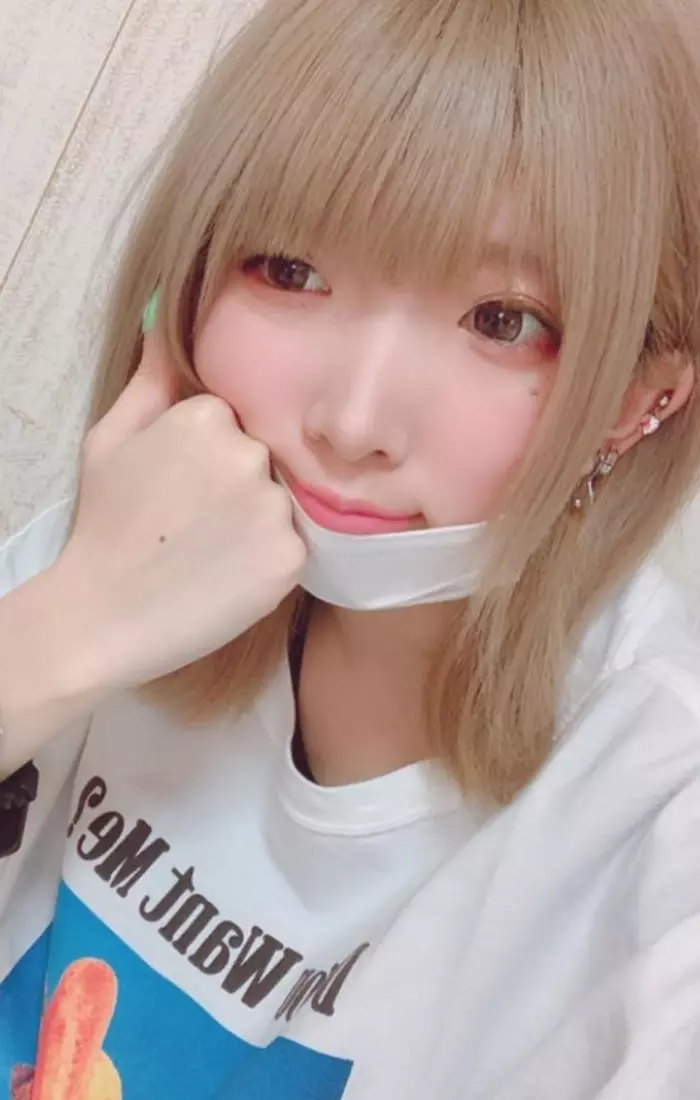 因長相太醜,無人追還被網友攻擊,化妝後秒變美女追她的人排隊