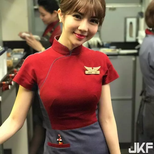 華航甜美正妹空姐Qbee張比比機上拍照 網友:製服變好撐喔!