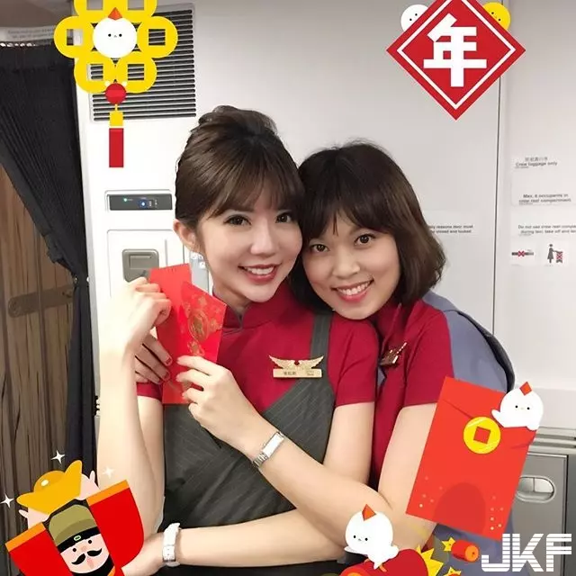 華航甜美正妹空姐Qbee張比比機上拍照 網友:製服變好撐喔!