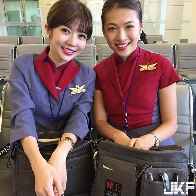 華航甜美正妹空姐Qbee張比比機上拍照 網友:製服變好撐喔!