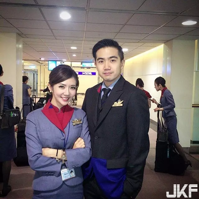 華航甜美正妹空姐Qbee張比比機上拍照 網友:製服變好撐喔!