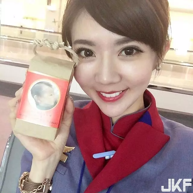華航甜美正妹空姐Qbee張比比機上拍照 網友:製服變好撐喔!