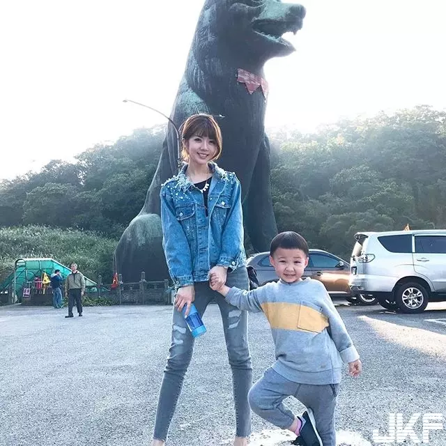 華航甜美正妹空姐Qbee張比比機上拍照 網友:製服變好撐喔!