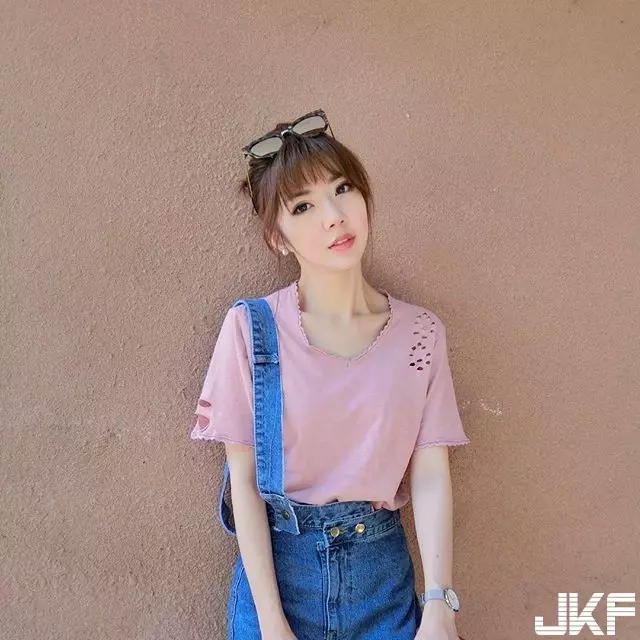 華航甜美正妹空姐Qbee張比比機上拍照 網友:製服變好撐喔!