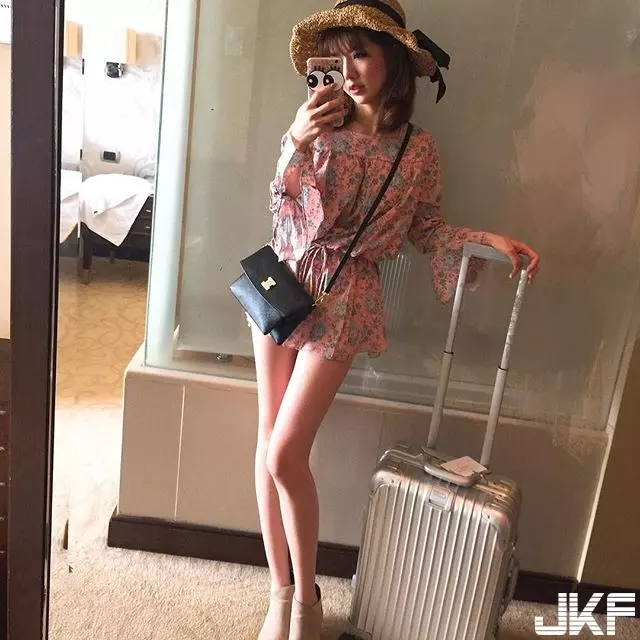 華航甜美正妹空姐Qbee張比比機上拍照 網友:製服變好撐喔!