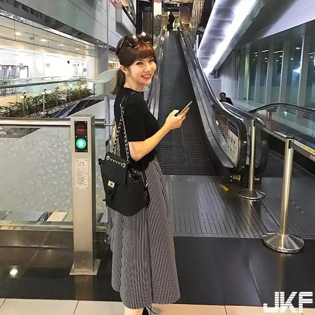 華航甜美正妹空姐Qbee張比比機上拍照 網友:製服變好撐喔!