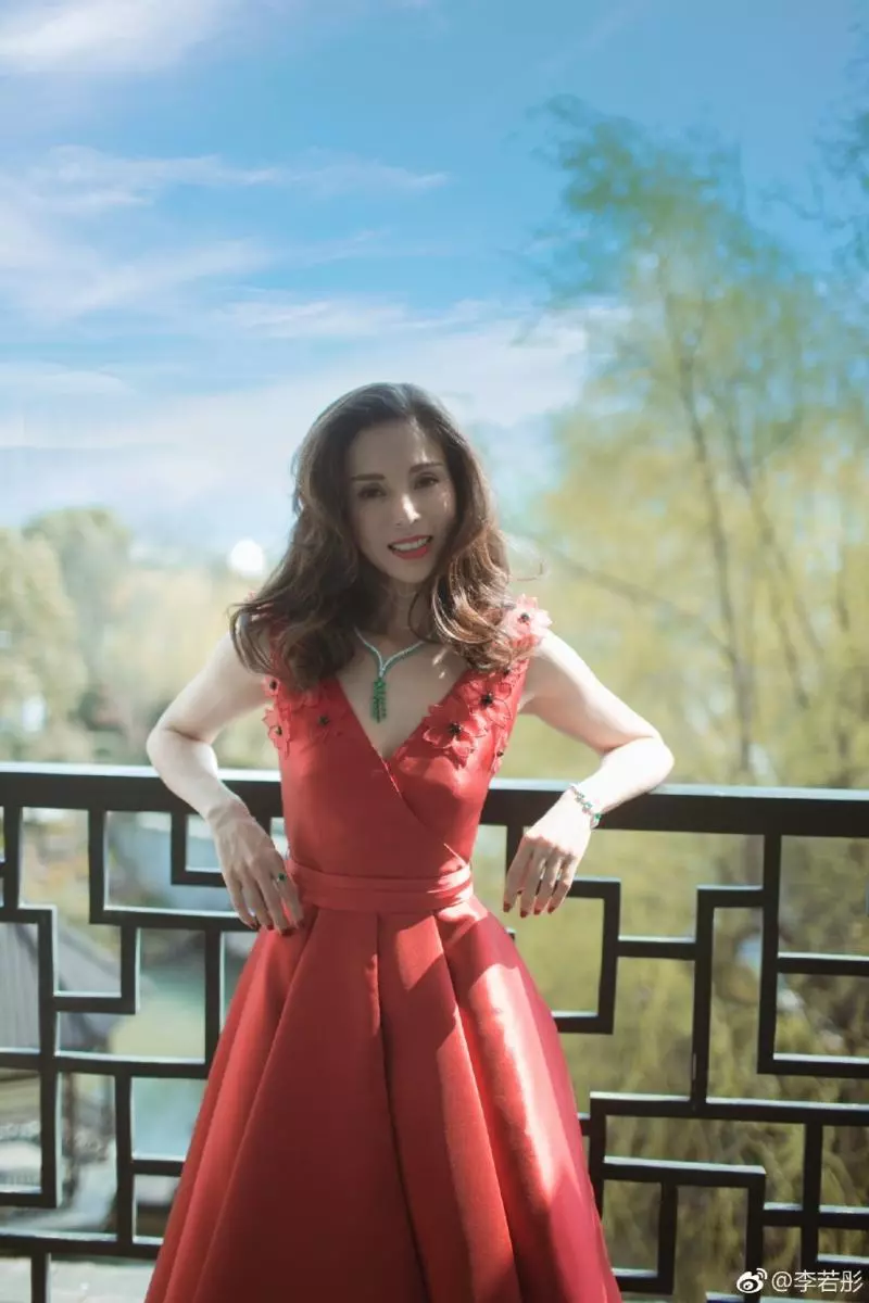 52歲最美小龍女,身材超好,李若彤自揭「一週要7次」?!