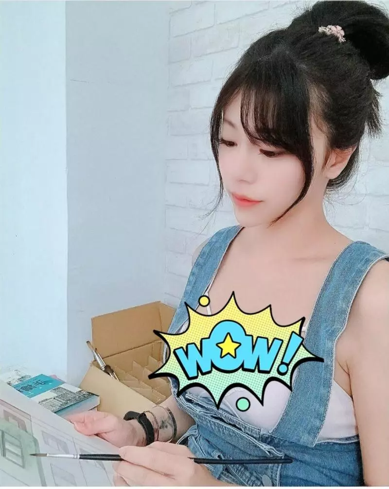 Mermaid小姐姐穿著工人服畫面自拍給粉絲看,粉絲發言贊好!!