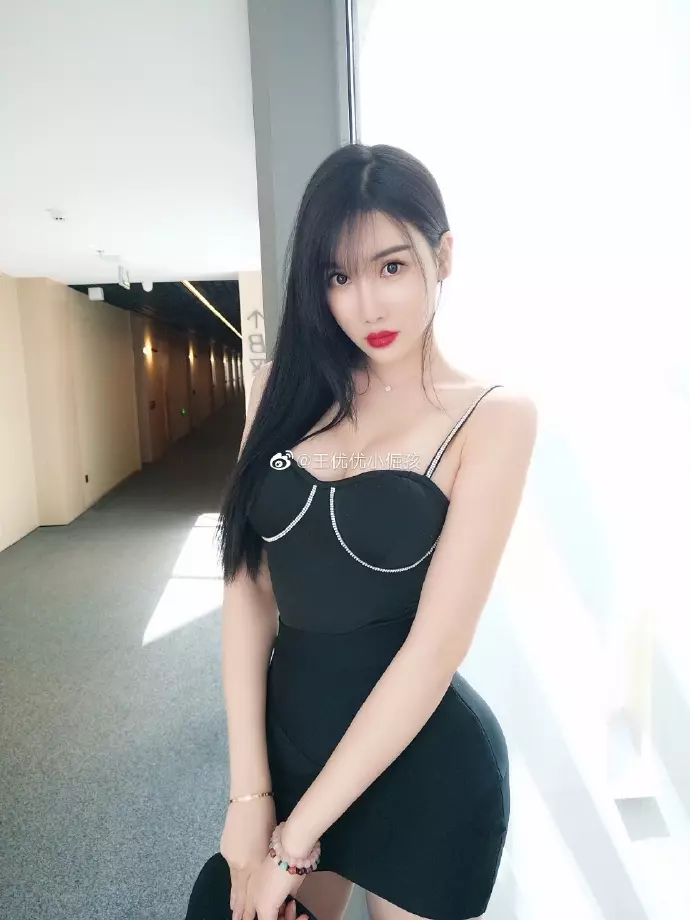 極品天菜女背對「完美身形」超犯規,鏡子出賣露半臉,網神釣出:正面超正,身材超棒!