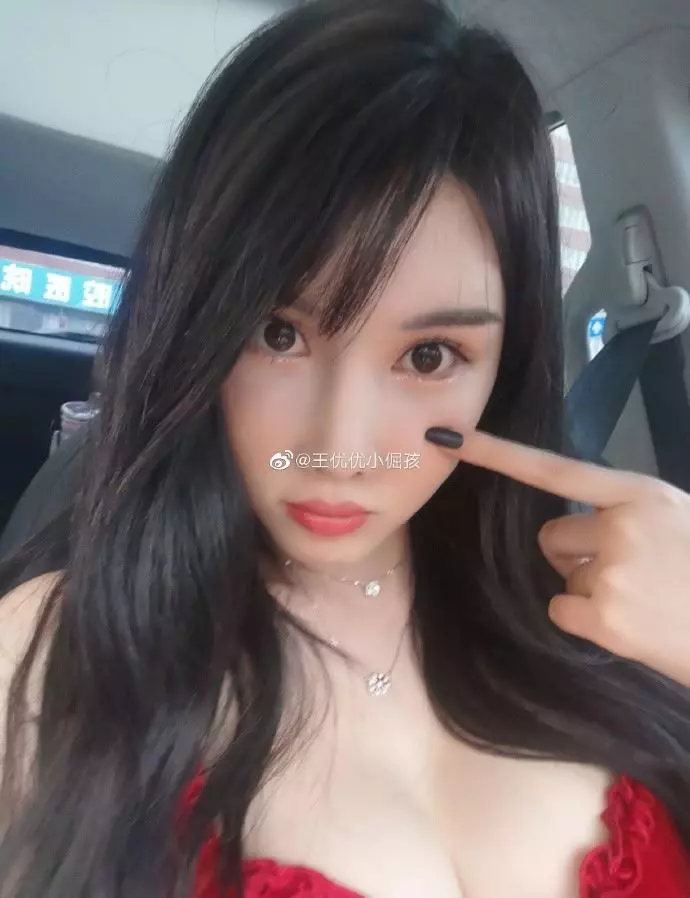 極品天菜女背對「完美身形」超犯規,鏡子出賣露半臉,網神釣出:正面超正,身材超棒!