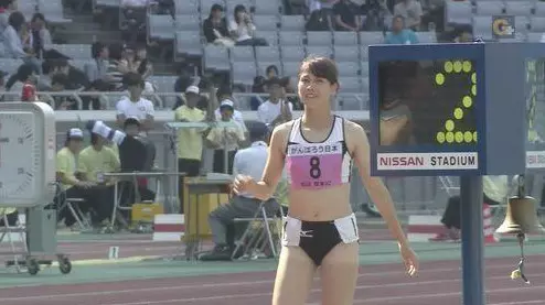 日女大生拉衣遮掩好害羞 運動會「衣褲太緊」成另類焦點