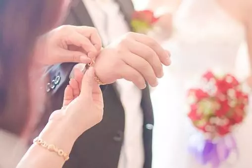 霸氣要前夫休掉我的婆婆,如今賴在我家門口,懇求我和他兒子復婚 !
