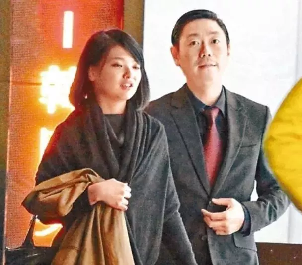 溝女王修身養性變住家男,45歲李思捷正式"封盤"買餸學做人夫