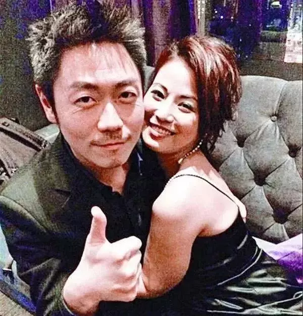 溝女王修身養性變住家男,45歲李思捷正式"封盤"買餸學做人夫