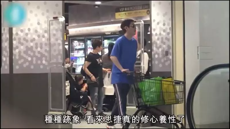溝女王修身養性變住家男,45歲李思捷正式"封盤"買餸學做人夫