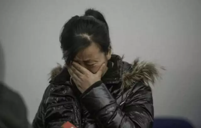 女子給兒子辦滿月宴,離世多年的母親突然出現,繼母說出當年實情