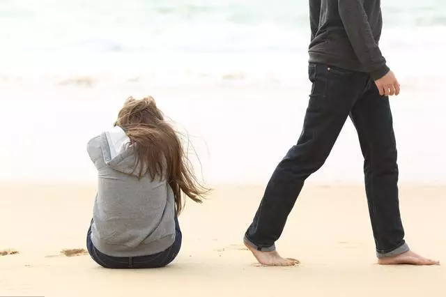 離婚後男子外出,四年後路遇前妻送她回家,開門進屋時,他傻了