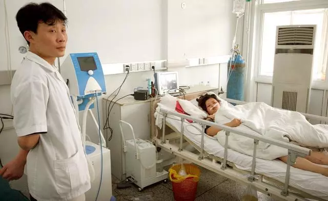 女子偷偷給生病的前夫兩萬,回家後找不到老公身影,卻發現張紙條