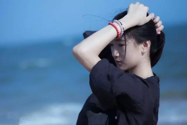 女子偷偷給生病的前夫兩萬,回家後找不到老公身影,卻發現張紙條