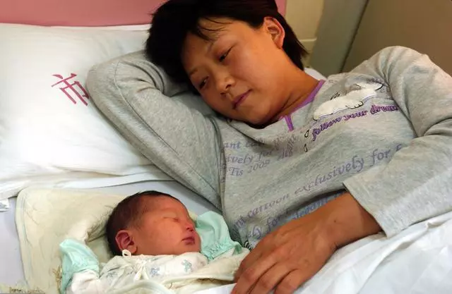 女兒遠嫁母親不認她,3年後她帶孩子回家,跑去山裡痛哭